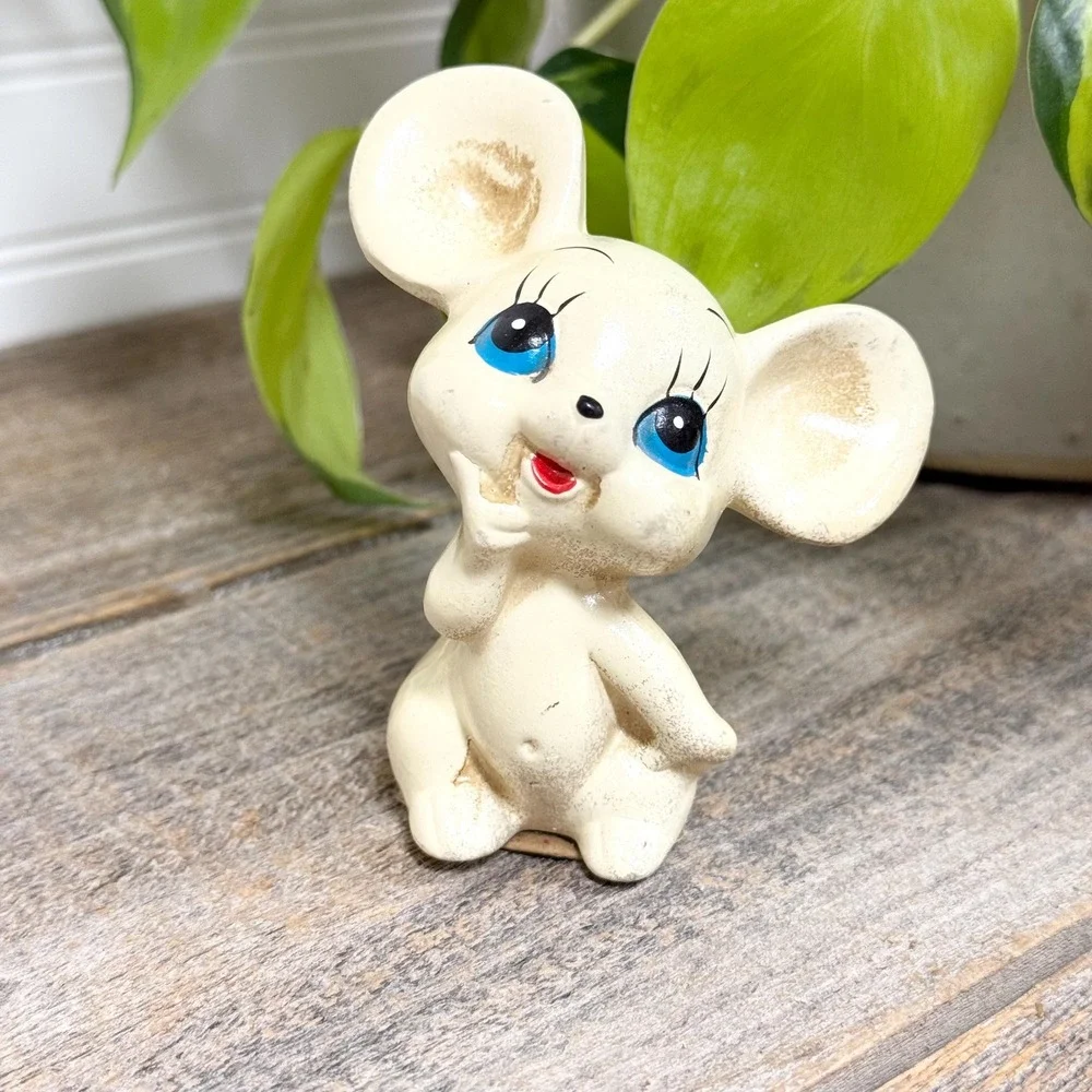 Vintage kitschy Mouse figurine- small anthropomorphic mouse statue 3.5